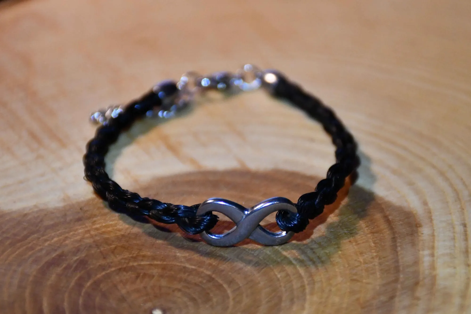 Armband mit Unendlichkeitszeichen aus Edelstahl