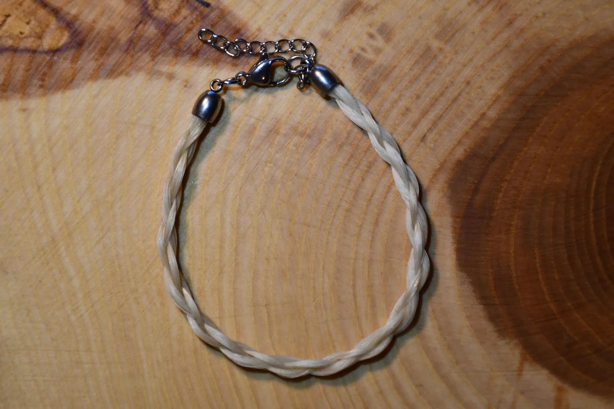 Rund geflochtenes Armband aus Kuhhaar