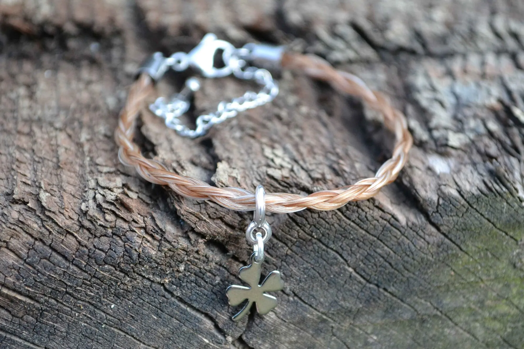 Blondes Armband mit Kleeblatt