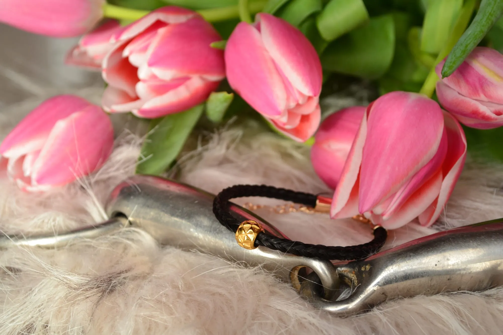Geflochtenes Pferdehaararmband mit vergoldeter Chirurgenstahlperle