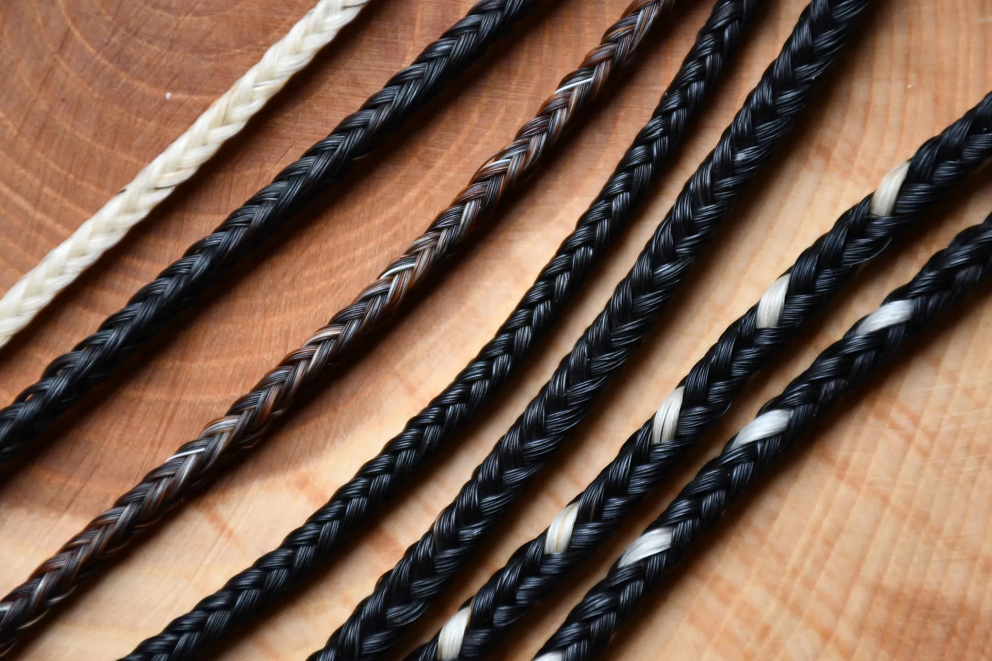 Viereckig geflochtene Armbänder