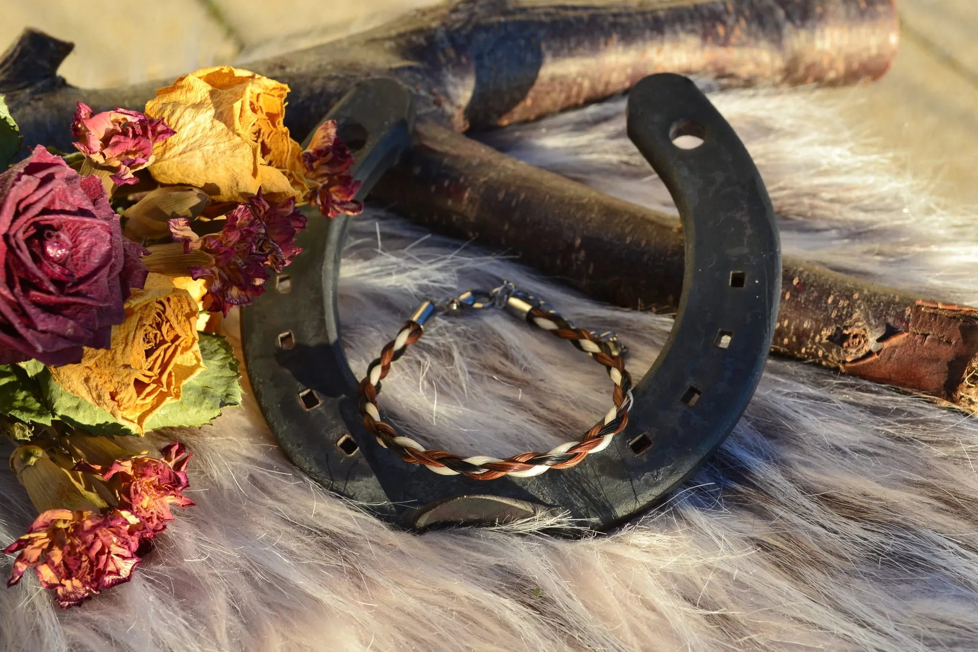 Rund geflochtenes, mehrfarbiges Armband