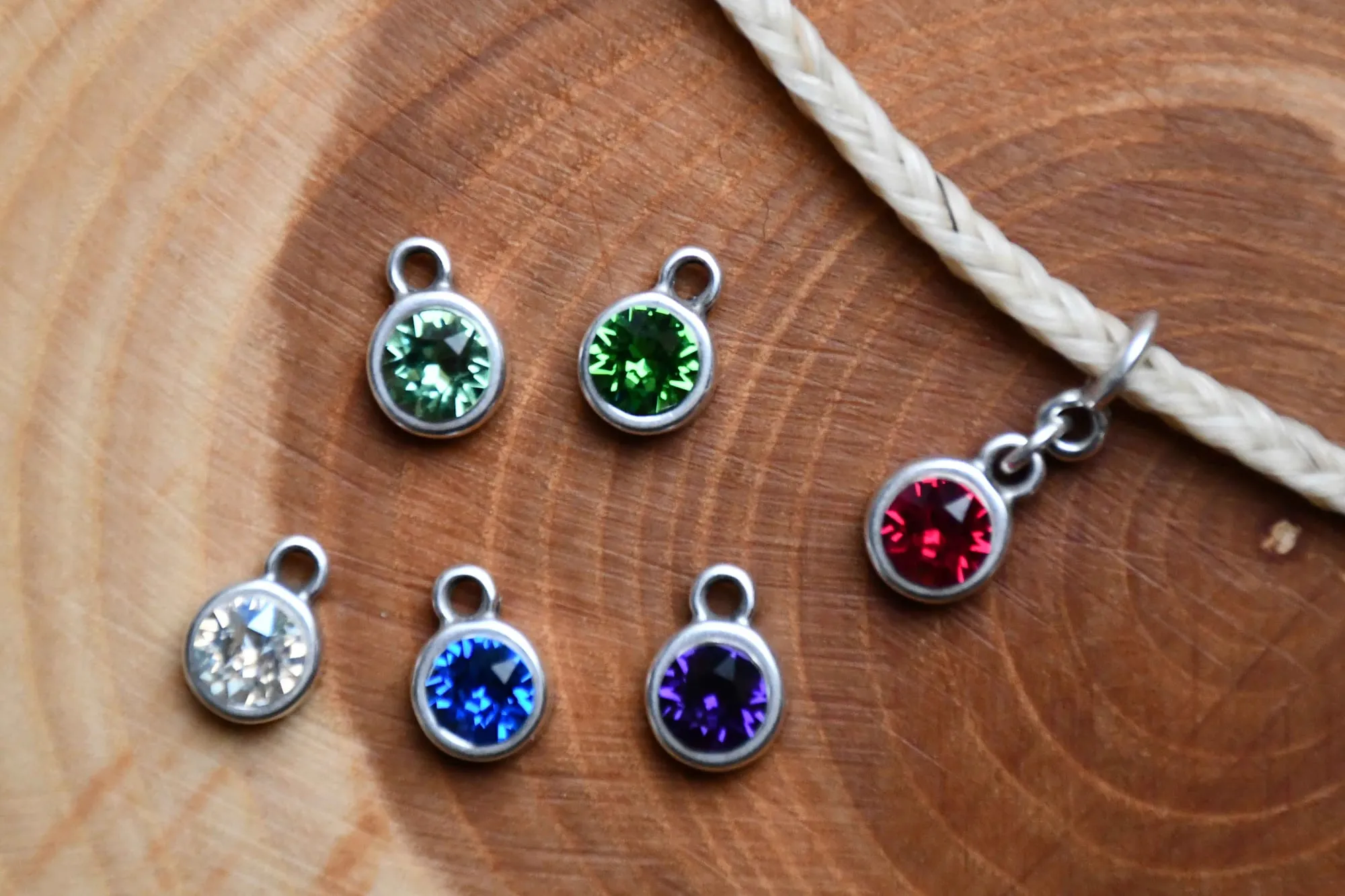 Versilberte Metallperlen mit Swarovski-Anhänger