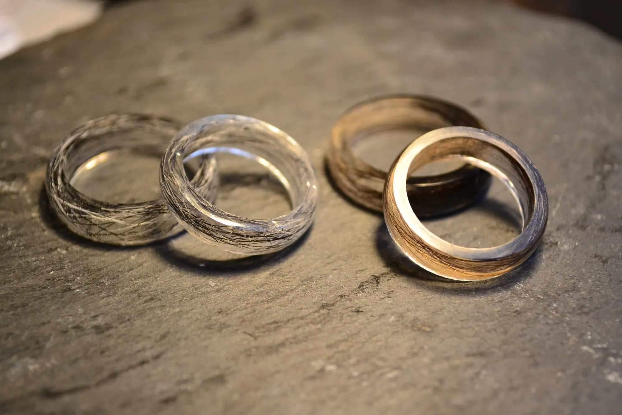 Ringe aus Kunstharz mit eingegossenem Hundehaar