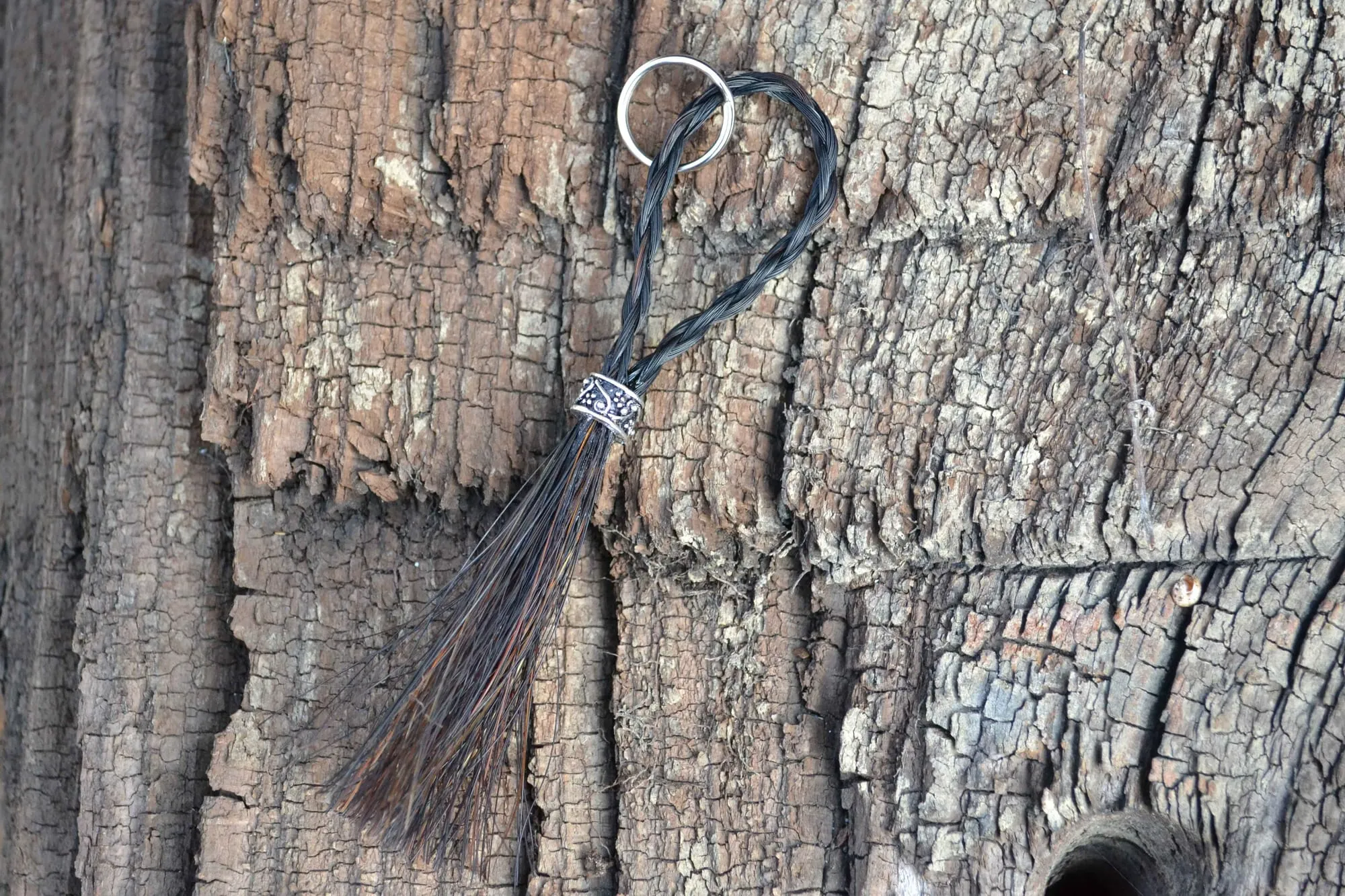 Schlüsselanhänger mit Schlaufe auf Holz