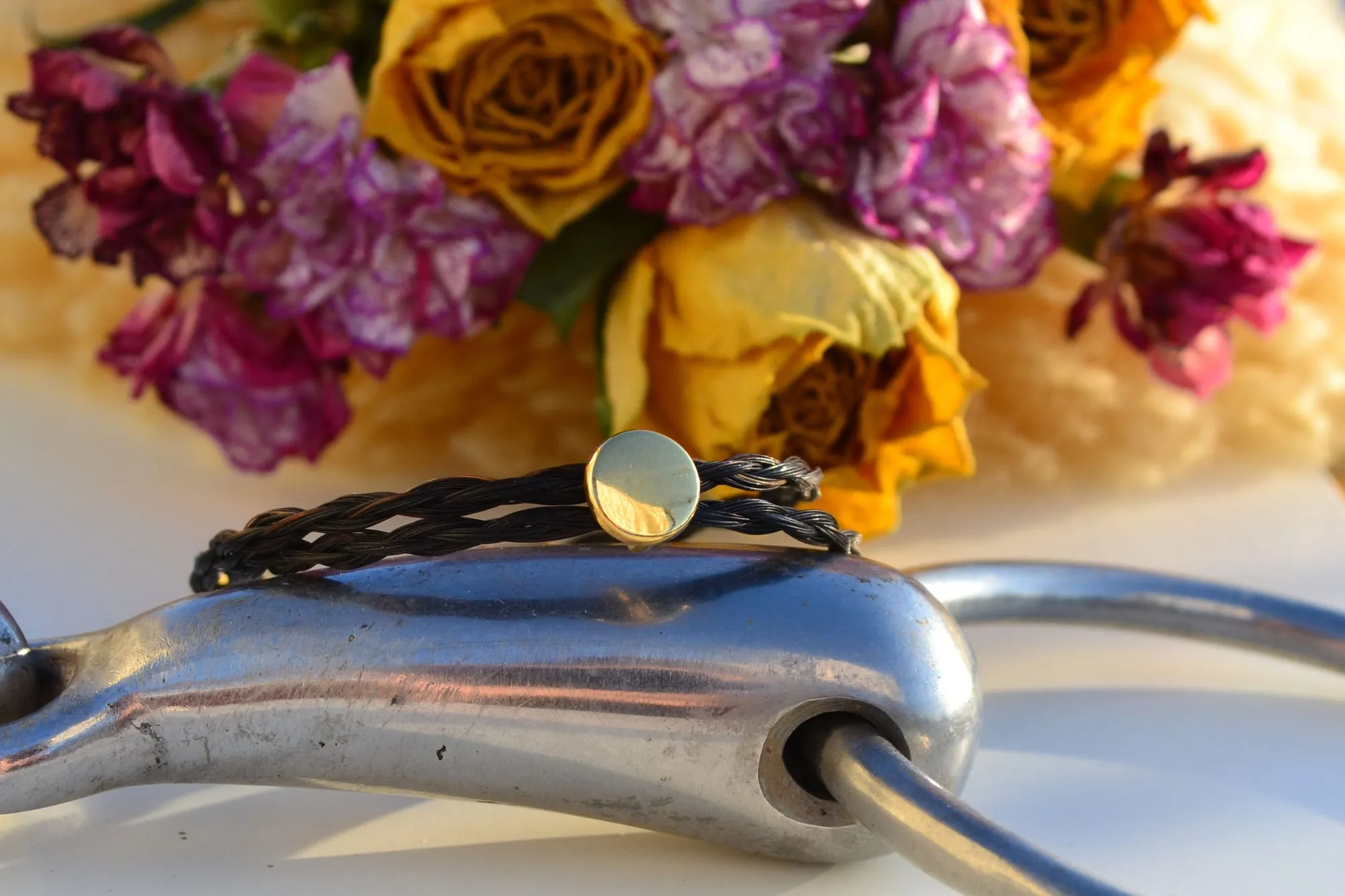Zweireihiges schwarzes Armband mit goldenem Kreis