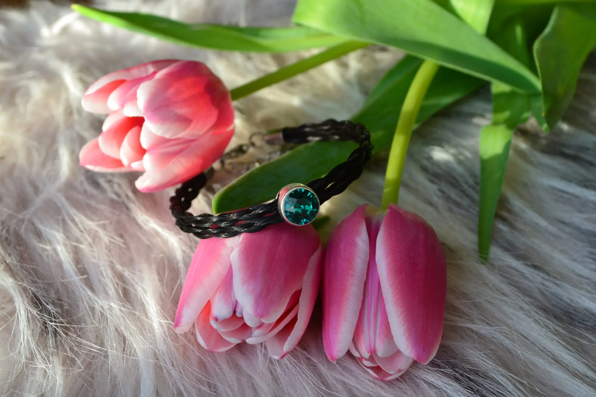 Zweireihiges schwarzes Armband mit smaragdgrünem Swarovskistein