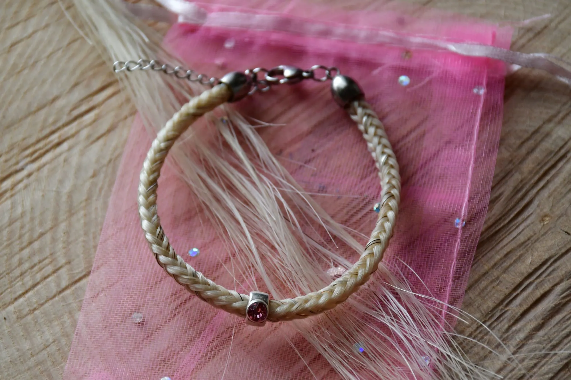 Viereckig geflochtenes Pferdehaararmband mit rosa Swarovskistein