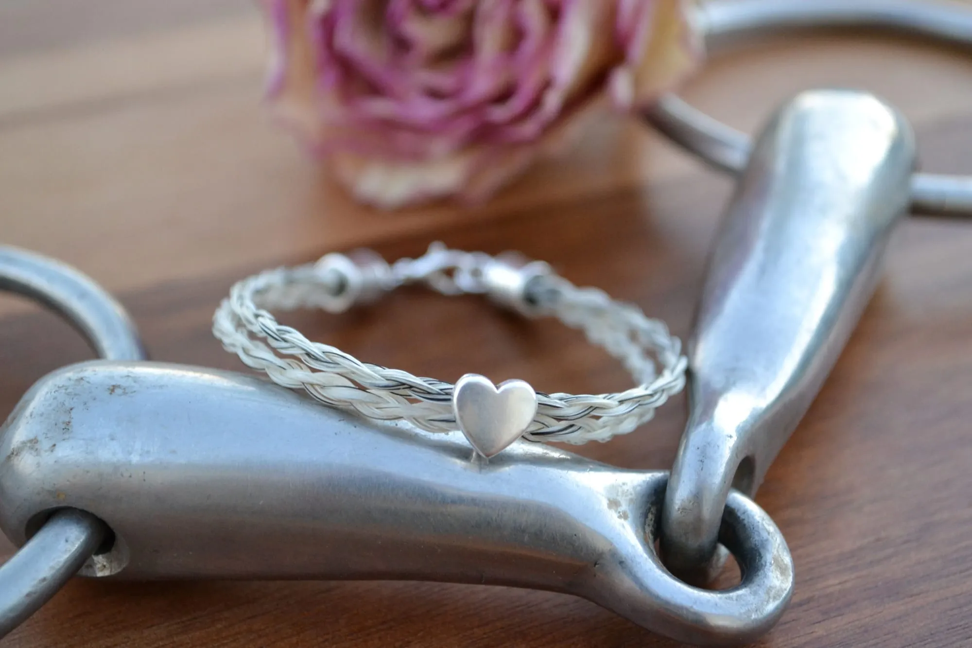 Zweireihiges weisses Armband mit Herz